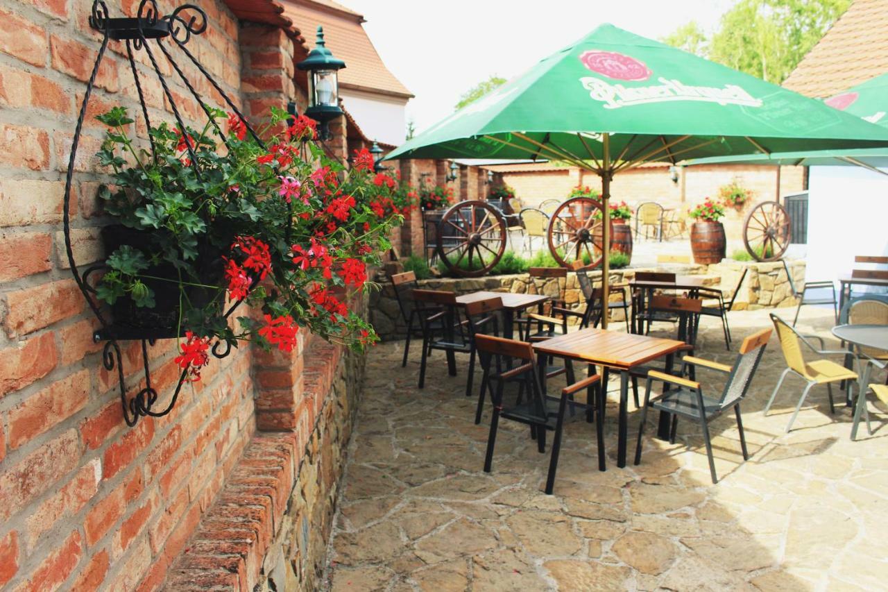 Penzion A Restaurace U Kalendu Strážnice Zewnętrze zdjęcie